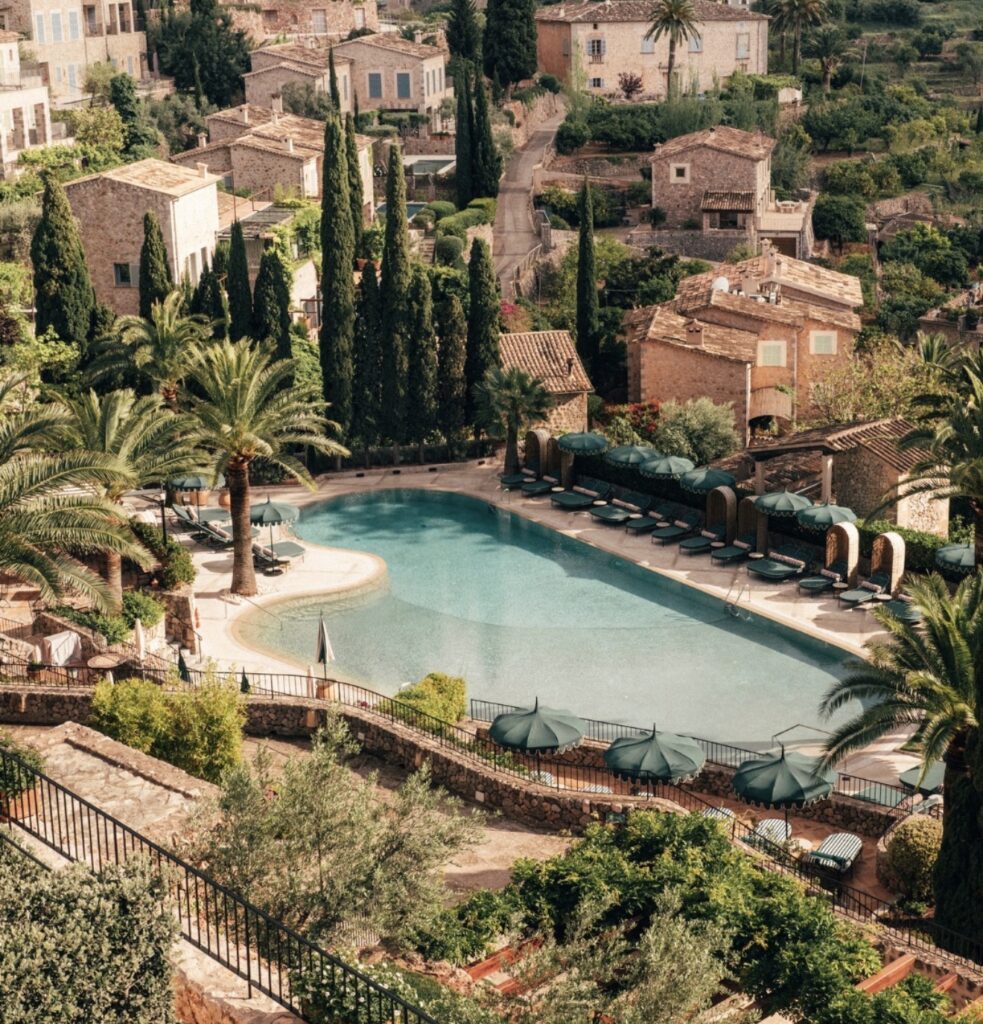 Luftaufnahme eines ruhigen Pools in einem Bergdorf auf Mallorca, ideal als einzigartige Hochzeitslocation.