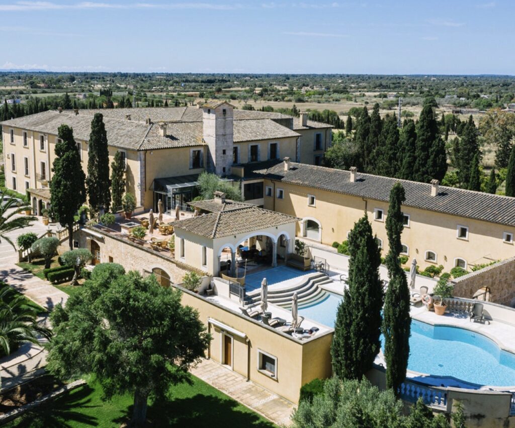 Luftaufnahme einer Villa im mediterranen Stil – eine ideale Hochzeitslocation mit Pool, Bäumen und ländlicher Umgebung.