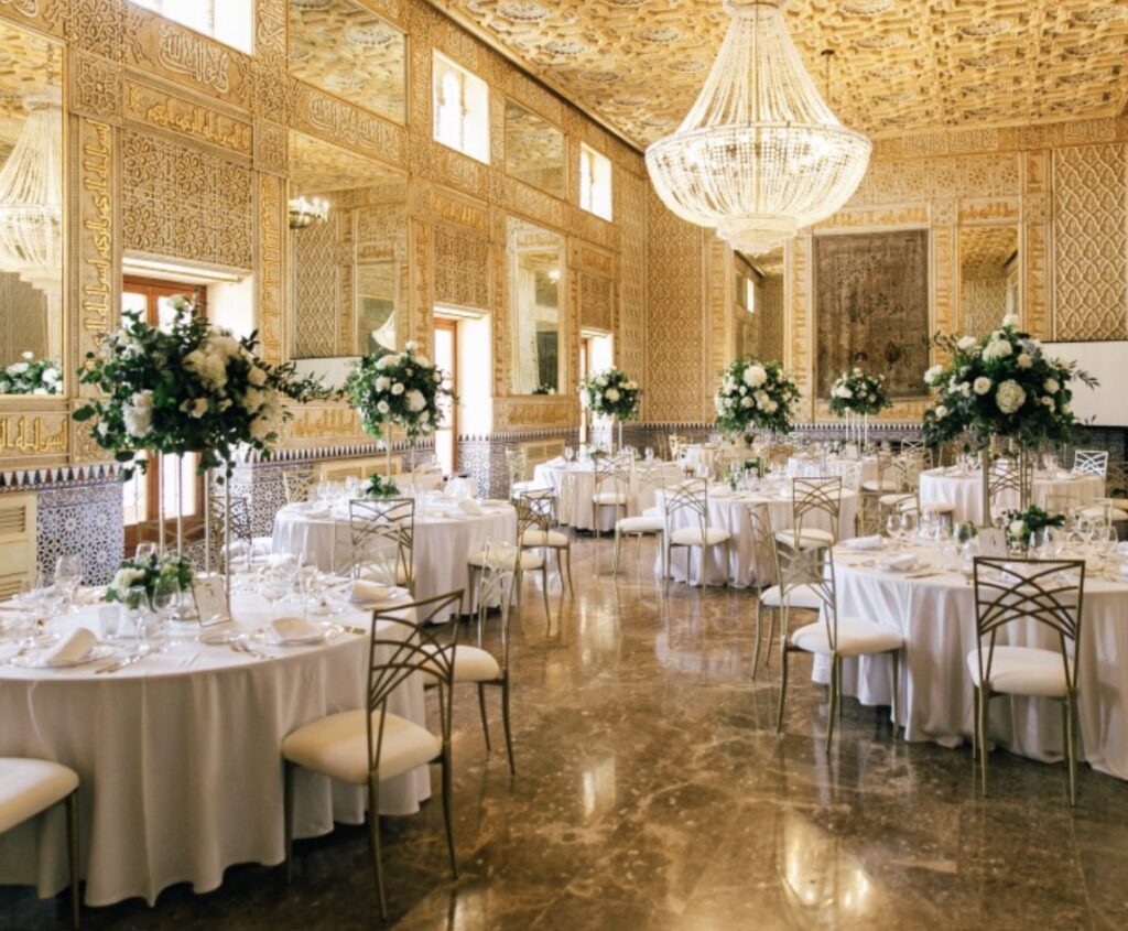 Eleganter Bankettsaal auf Mallorca mit goldverzierten Wänden, ideale Hochzeitslocation für Veranstaltungen und Hochzeitsplanungsdienste.