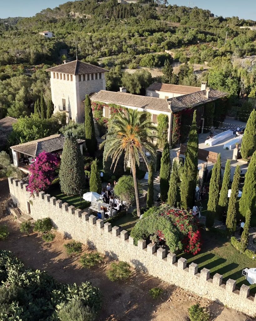 Luftaufnahme einer Villa mit Pool auf Mallorca – ideal für Hochzeitsplaner, die nach einer idyllischen Location suchen.