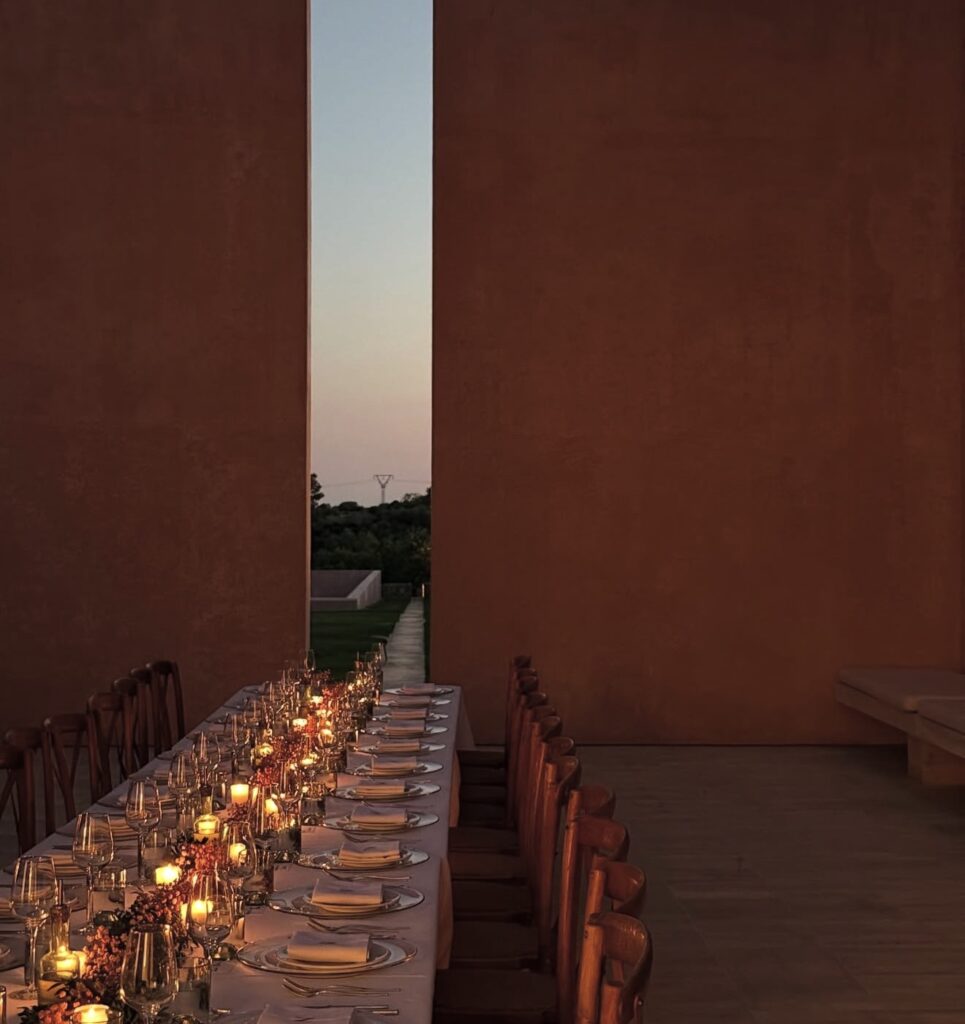 Ein eleganter, bei Kerzenschein gedeckter Tisch für die Gäste bei Sonnenuntergang – die perfekte Hochzeitslocation auf Mallorca.